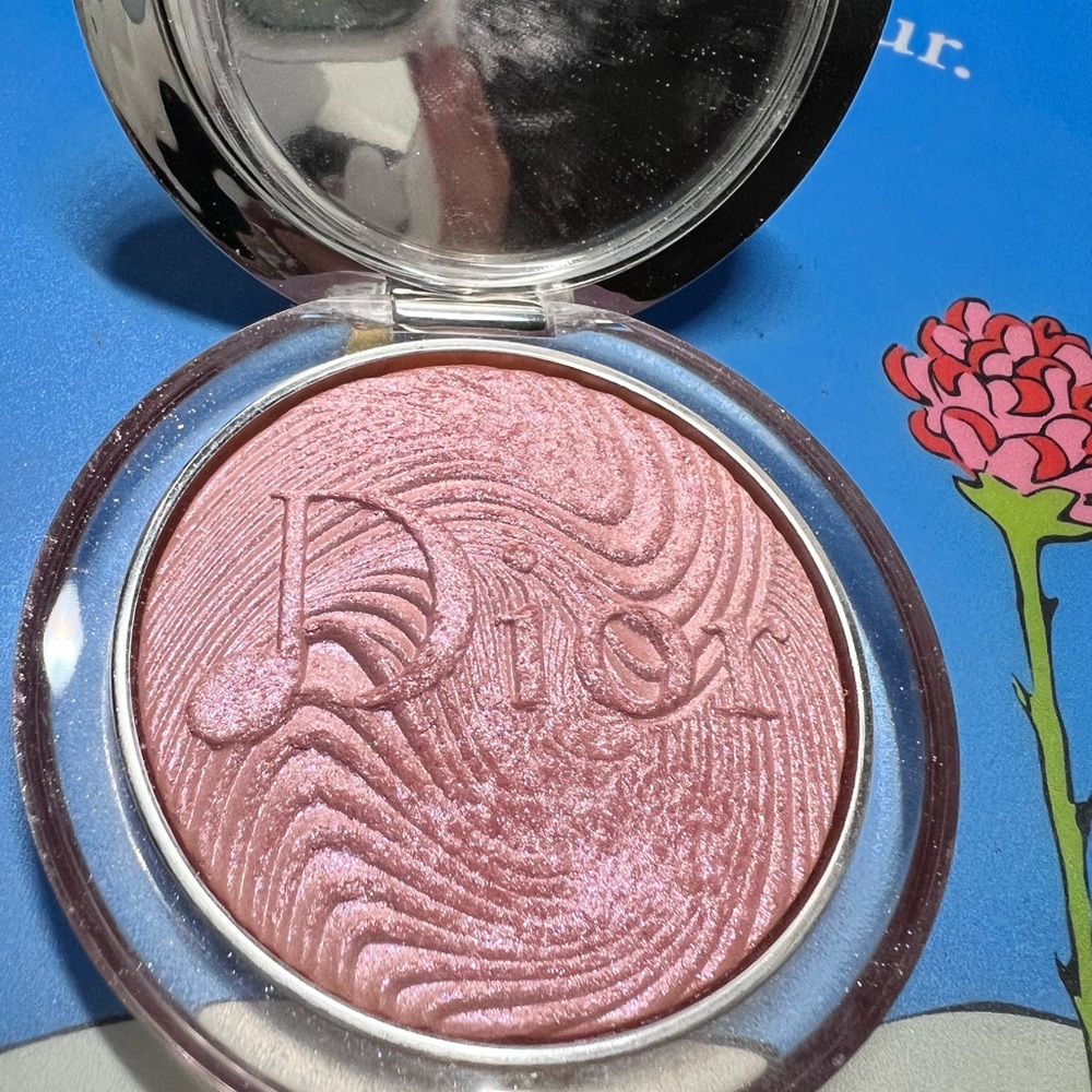 Dior Silver Compact highlighter in 01 Tosy Vibe